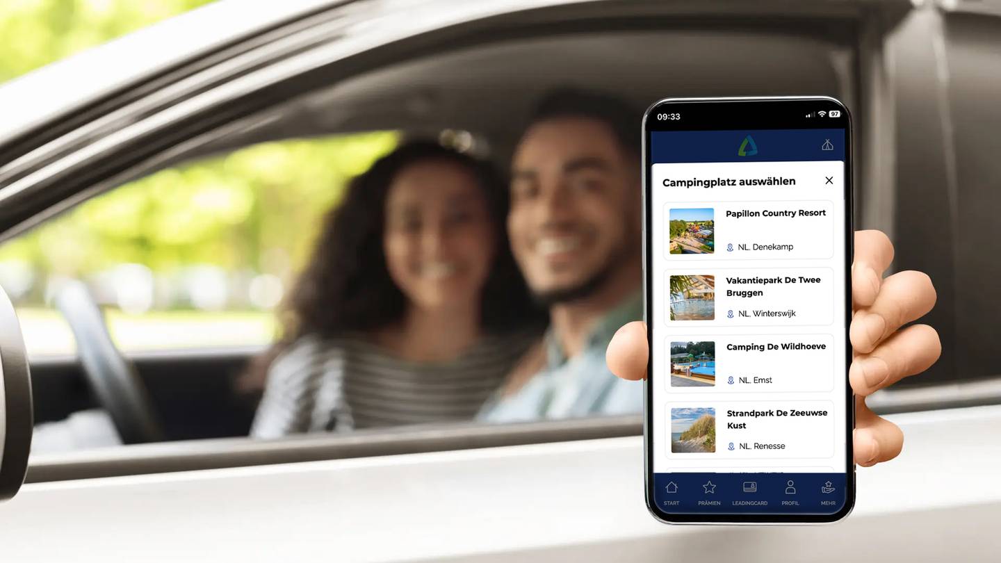 Paar im Auto mit Smartphone