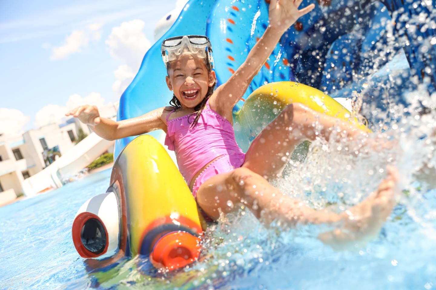Kind auf Wasserrutsche