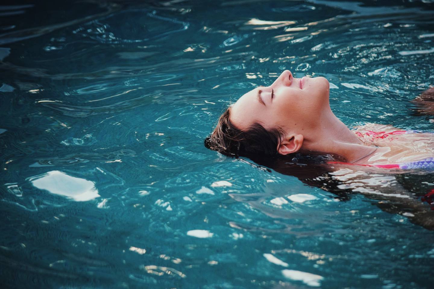 Frau im Pool