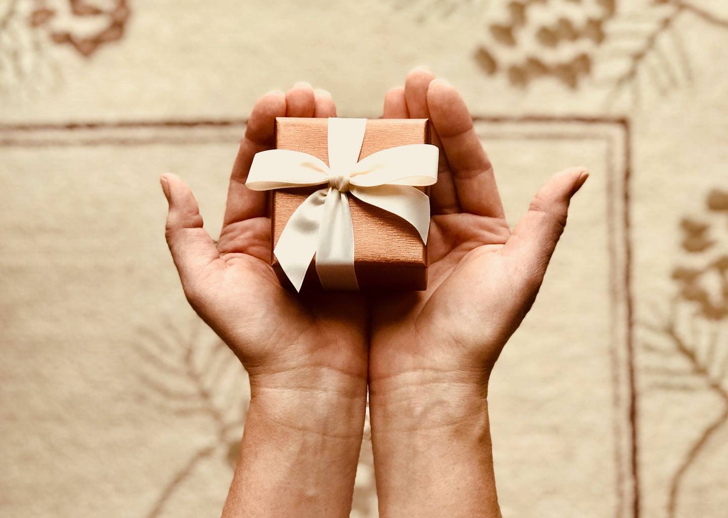 Geschenk mit Händen