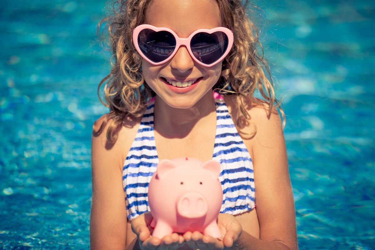 Kind im Pool