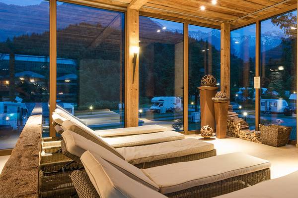 Alpencamping Nenzing Campingplatz bei Nacht mit Bergen im Hintergrund.