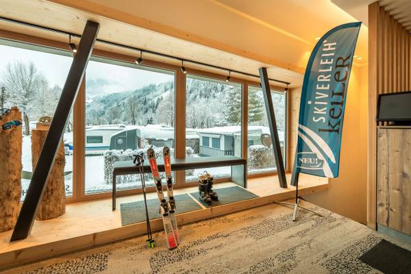 Luftaufnahme vom Erlebnis Resort Aufenfeld Campingplatz mit vielen Zelten und Gebäuden.