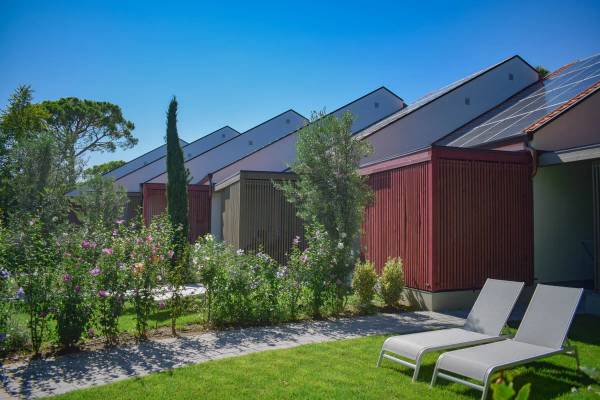 Luftaufnahme des Union Lido Mare Campingplatzes mit Wasserrutschen, Pools und Strand.