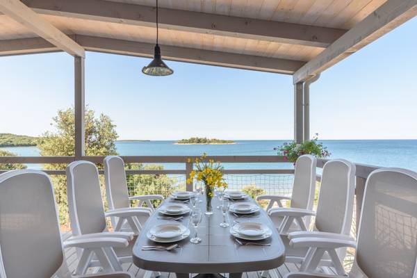 Luftaufnahme des Camping Vestar mit Pool, Meer und vielen Booten in der Ferne.