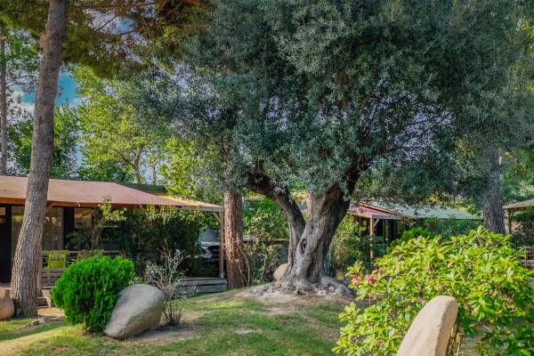 Luftaufnahme des Campingplatzes Les Sablons mit Pools und Wasserrutschen bei Sonnenuntergang.