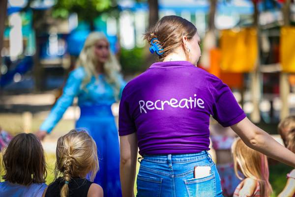 Luftaufnahme von Camping De Paal mit Zelten und Wohnwagen.