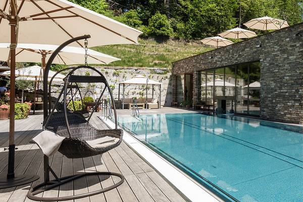 Alpencamping Nenzing Campingplatz bei Nacht mit Bergen im Hintergrund.