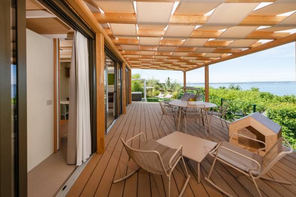 Ein Pool im Campingplatz Piani di Clodia mit Wasserfall und schwimmenden Personen