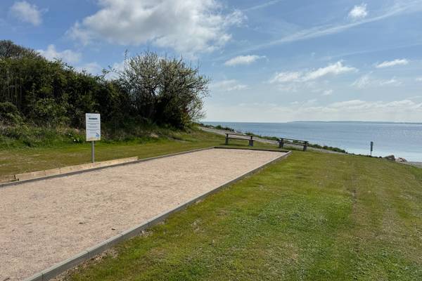 Luftaufnahme des Ostseecamping Heide Campingplatzes mit vielen Wohnwagen und Strand