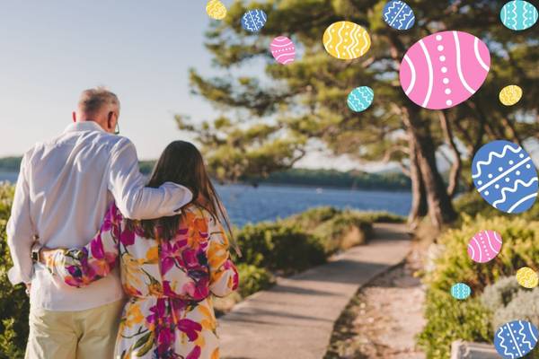 Vista aérea del parque acuático del Camping Cikat con piscinas y toboganes al atardecer.