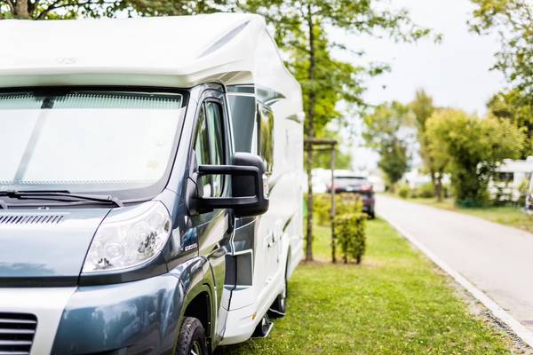 Luftaufnahme des Campingplatzes Wirthshof mit vielen Zelten und Häusern.