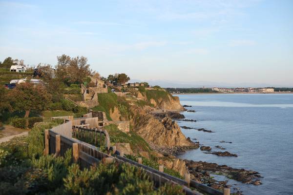 Camping-Mobilheim am Meer mit aufgestellter Terrasse im Campingplatz