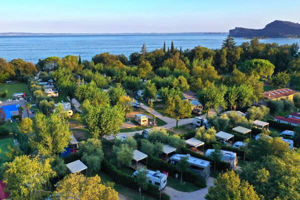 Luftaufnahme des Fornella Camping & Wellness Family Resort am See