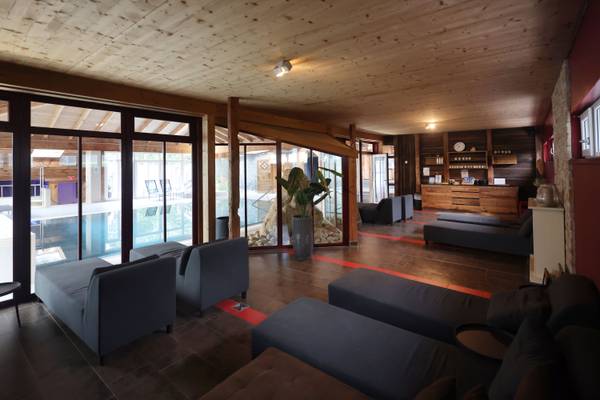 Vista aérea del camping Holmernhof Dreiquellenbad con piscina y muchas tiendas de campaña.