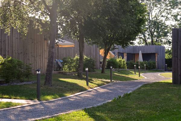 Vista aérea del camping Wirthshof con muchas tiendas y casas.