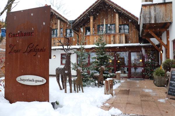 Luftaufnahme des Holmernhof Dreiquellenbad Campingplatzes mit Swimmingpool und vielen Zelten.