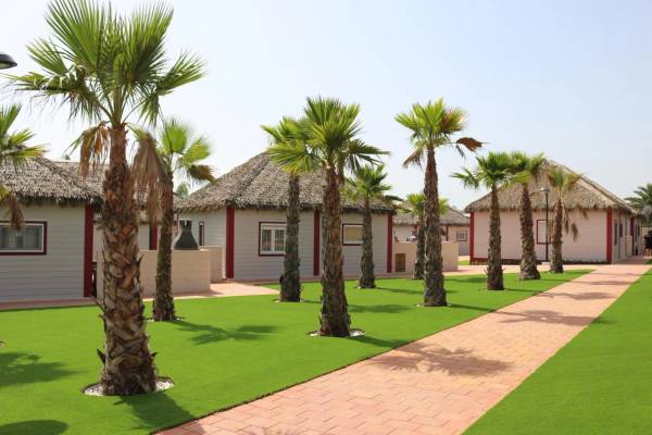 Luftaufnahme von La Marina Camping & Resort mit Pools, Gebäuden und Campingplätzen.