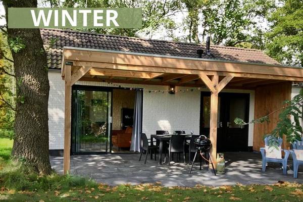 Luftaufnahme eines Campingplatzes mit Spielplatz und umliegenden Gebäuden.