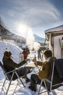 Schwimmbad im Camping Resort Allweglehen mit Blick auf die Berge.