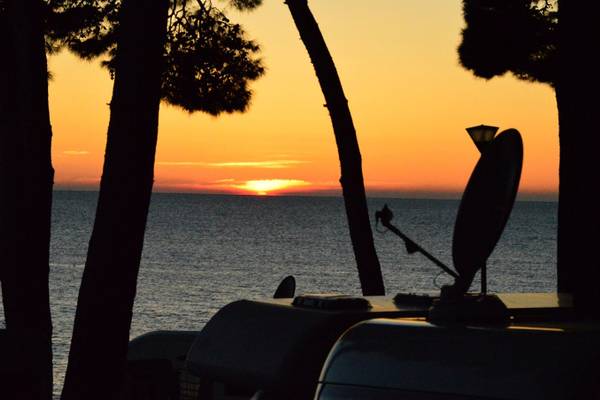 Luftaufnahme des Camping Cikat Wasserparks mit Pools und Rutschen bei Sonnenuntergang.