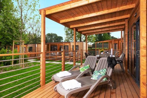 Comodidad cercana a la naturaleza en elegantes casas móviles en el lago de Garda
