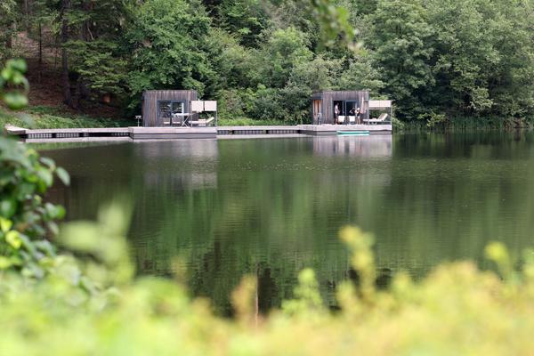 Luftfoto af Ferienparadies Natterer See camping med sø, bjerge og grønne marker.
