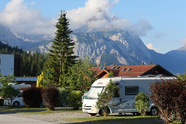 Luftfoto af Zugspitz Resort camping med stort svømmebassin og bjergudsigt.