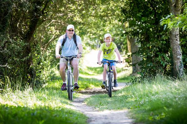 Buitenzwembad met ligstoelen en parasols bij Camping Le Pin Parasol.