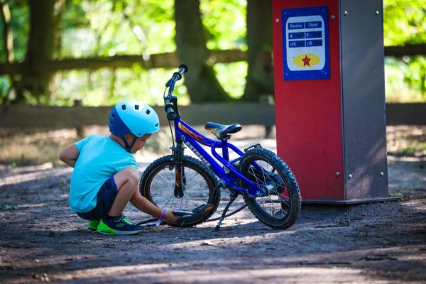 Luchtfoto van Camping De Paal met tenten en caravans.