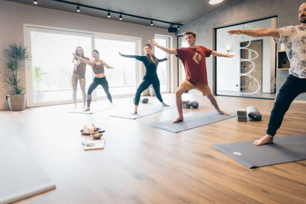 Vista aérea del camping Erlebnis Resort Aufenfeld con muchas tiendas y edificios.