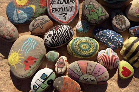 Autocaravana de camping junto al mar con terraza instalada en el camping