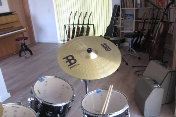 Vista aérea del camping Ostseecamping Heide con muchas caravanas y una playa