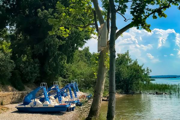 Ein Pool im Campingplatz Piani di Clodia mit Wasserfall und schwimmenden Personen