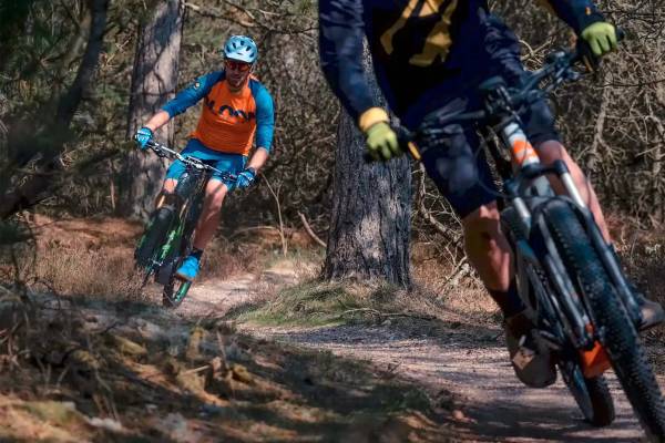 Luchtfoto van Hvidbjerg Strand Feriepark camping met gebouwen, strand en mensen.