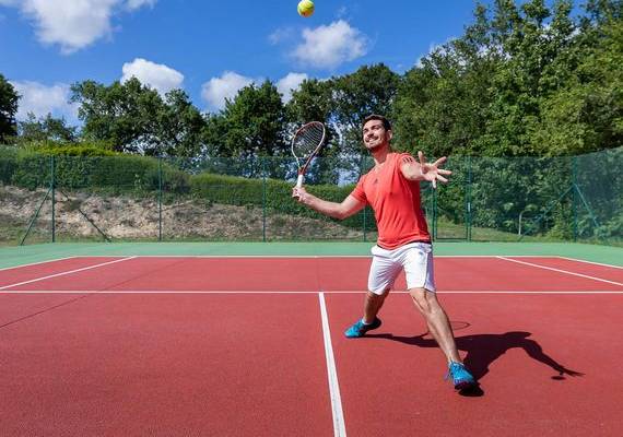 1 heure d'utilisation gratuite du court de tennis