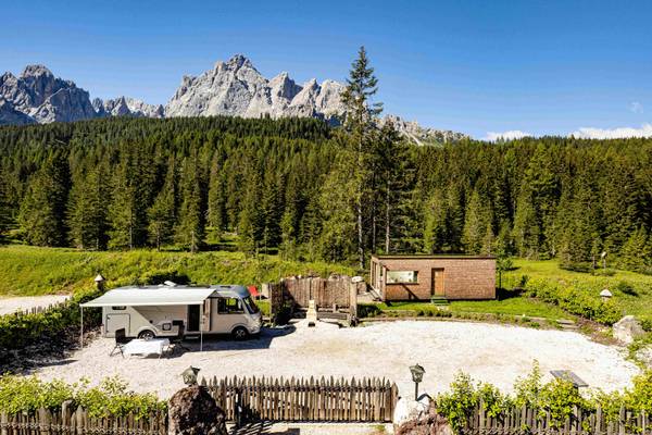 Campeggio Sexten con un camper davanti