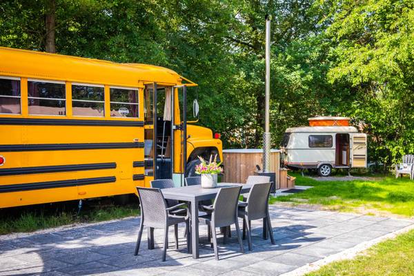 Luftaufnahme eines Campingplatzes mit Spielplatz und umliegenden Gebäuden.