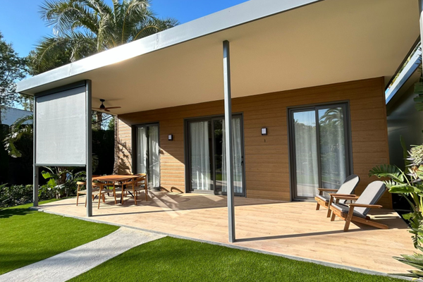 Luftaufnahme vom Playa Montroig Camping Resort mit Gebäuden, Swimmingpool und grüner Landschaft.