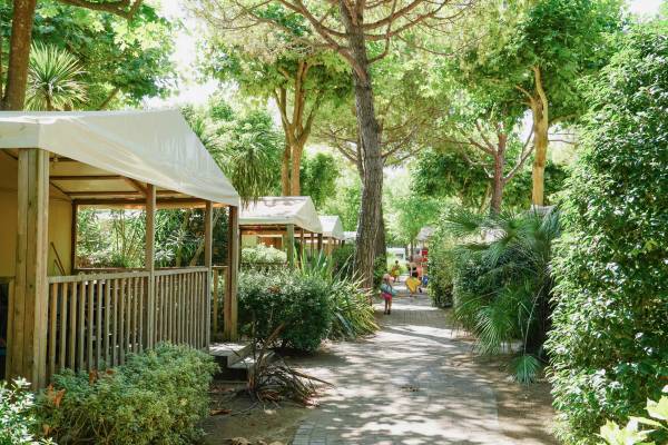 Luftaufnahme des Union Lido Mare Campingplatzes mit Wasserrutschen, Pools und Strand.