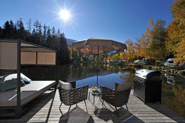 Luftaufnahme des Ferienparadies Natterer See Campingplatzes mit See, Bergen und grünen Feldern.