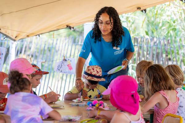 Luchtfoto van Camping Resort Les Sablons met zwembaden en waterglijbanen bij zonsondergang.