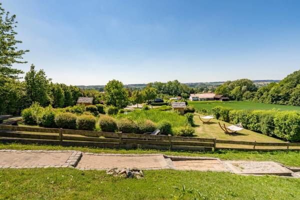 Luftaufnahme des Holmernhof Dreiquellenbad Campingplatzes mit Swimmingpool und vielen Zelten.