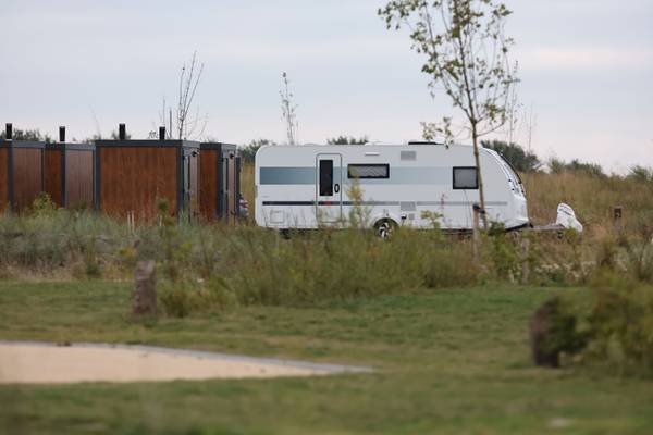 Luftaufnahme eines Campingplatzes in der Nähe des Meeres mit vielen Zelten und Autos.