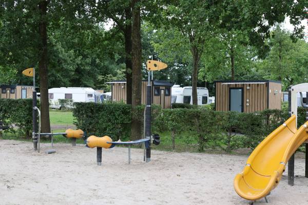 Außenansicht des Papillon Country Resort Campingplatzes mit Solarmodulen auf dem Dach