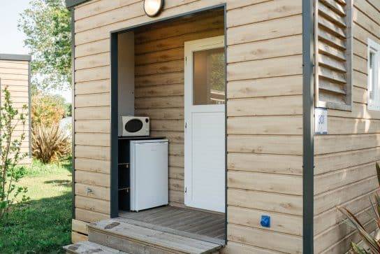 Luftaufnahme des Camping Village L'Océan Breton mit Pools, Rutschen und Gebäuden.