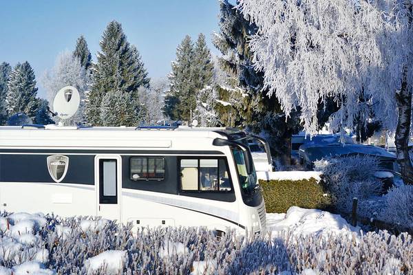 Innenpool im Camping Hopfensee mit Blick auf die Berge