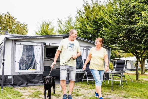 Luftaufnahme vom Erlebnis Resort Aufenfeld Campingplatz mit vielen Zelten und Gebäuden.