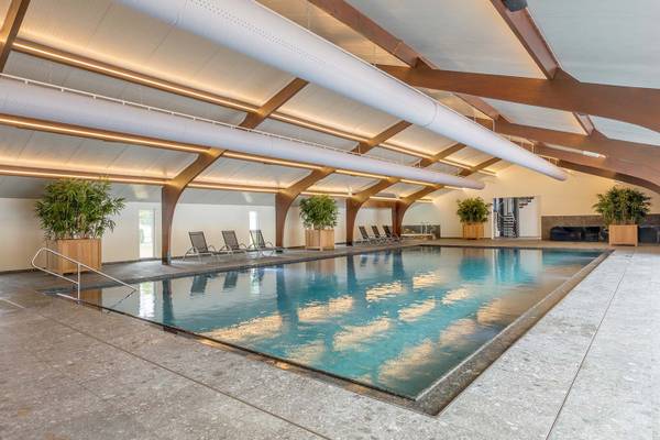 Schwimmbad im Campingplatz De Twee Bruggen mit schwimmenden Leuten