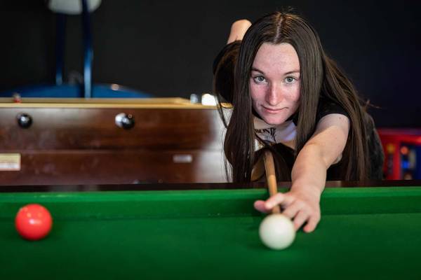 Área de piscina al aire libre con tumbonas y sombrillas en el Camping Le Pin Parasol.